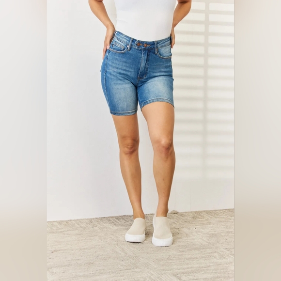 Just In!! Judy Blue Full Size Tummy Control Double Button Bermuda Denim Shorts - Picture 2 of 7